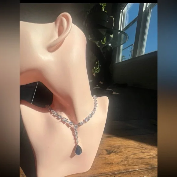 Oval cut sapphire and clear cut drop necklace with genuine swarovski elements - Picture 9 of 13